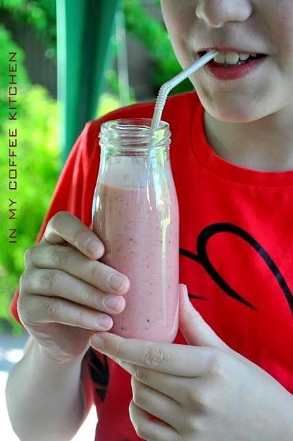 Smoothie z truskawkami, bananem i kiwi