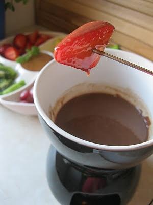 Fondue czekoladowe z owocami
