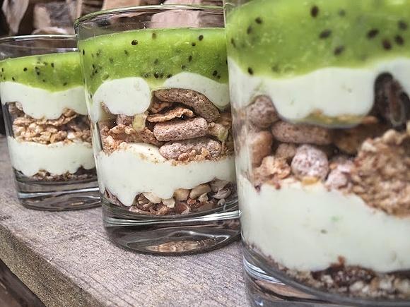 Kop energetyczny - smoothie z banana, awokado i musem z kiwi z musli i orzechami