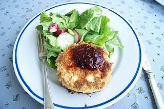 Panierowany camembert z borówką na kolację