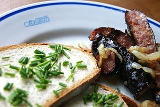 Smażona kiełbasa z cebulą