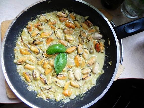 Małże w kokosowym sosie curry z cytryną