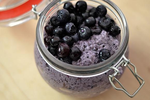Borówkowy pudding z nasion chia na bazie tofu