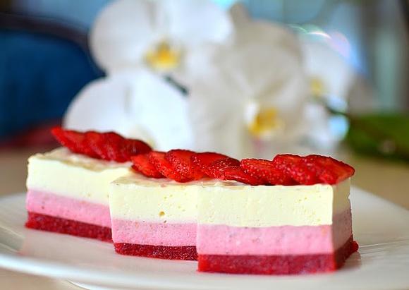 Sernik z mascarpone i truskawkami