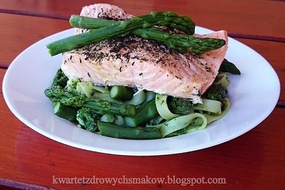 Łosoś z makaronem i szparagami w pesto z rukoli