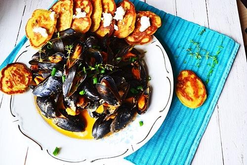 Mule w sosie curry serowo-pomidorowym z papają i racuchami
