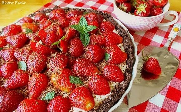 Czekoladowa tarta z truskawkami bez pieczenia