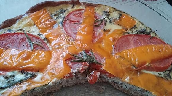 Tarta z tuńczykiem i pomidorami na razowym cieście