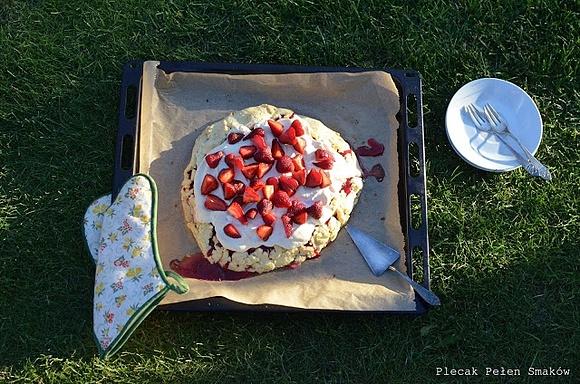 Tarta z truskawkami i bezową pianką