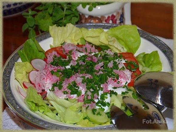 Sałata do obiadu z pomidorem i ogórkiem