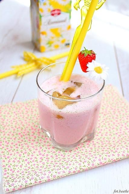 Rumianowe smoothie z truskawkami