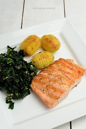 Łosoś z ziemniakami hasselback i duszonym jarmużem