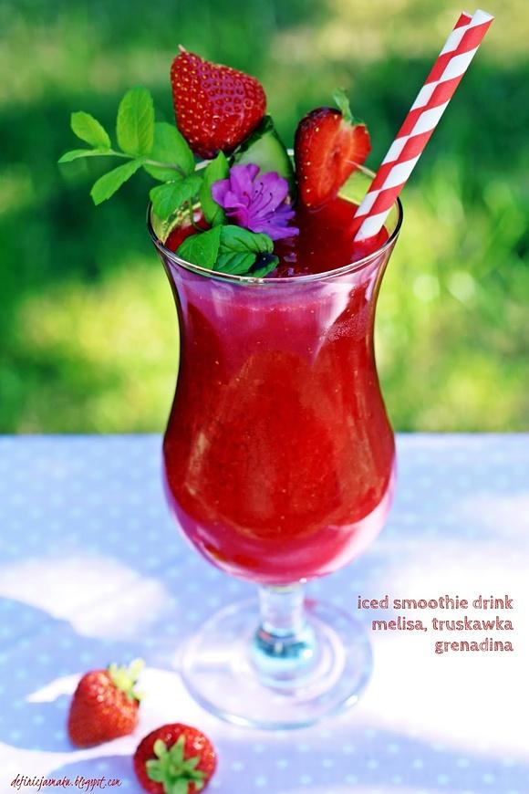 Iced smoothie drink z melisy i truskawki