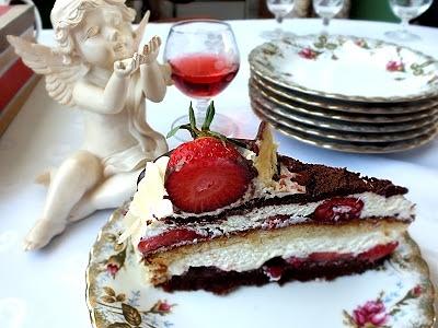 Tort na biszkopcie z białej i gorzkiej czekolady ze śmietaną malinami i truskawkami