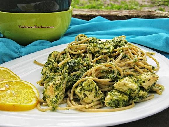 Spaghetti razowe ze szpinakiem kurczakiem i bazyliowym pesto
