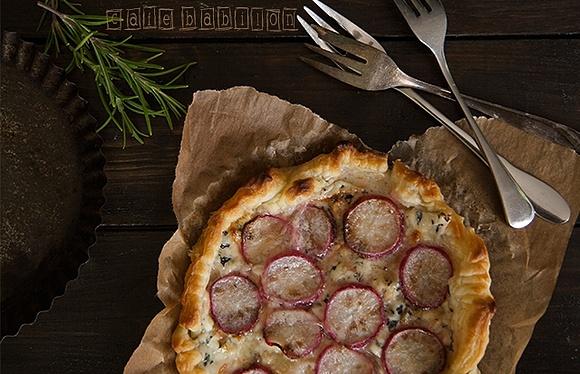 Tarta z grillowanymi rzodkiewkami i serem pleśniowym