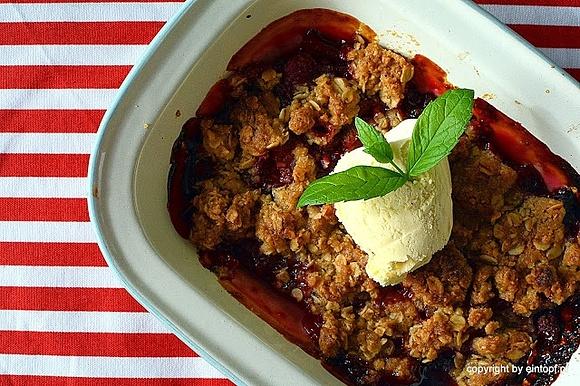 Crumble z rabarbarem i malinami