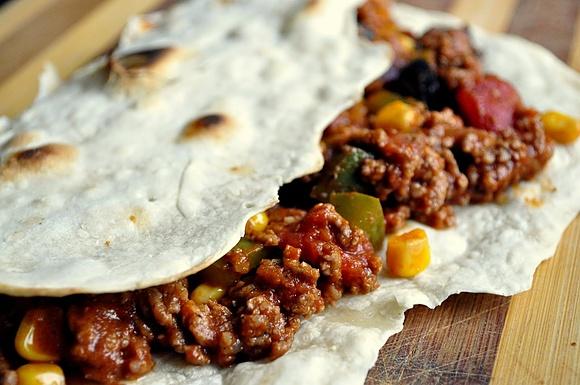 Domowa tortilla z mięsem i warzywami
