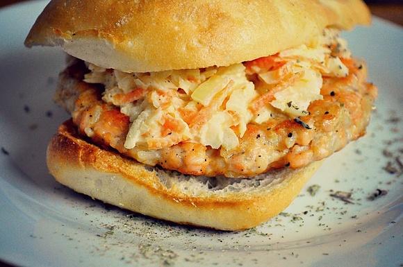 Moda na burgery z łososiem