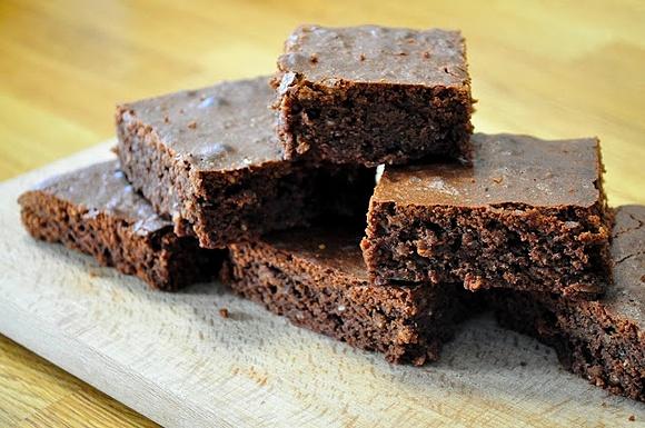 Brownie z orzechami - przepis na deser czekoladowy