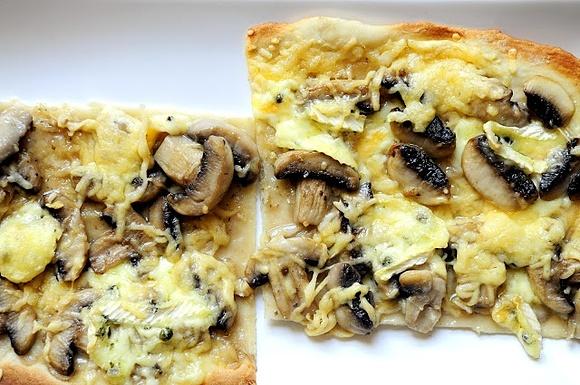 Pieczarki na pizzę ze serkiem brie i czosnkiem