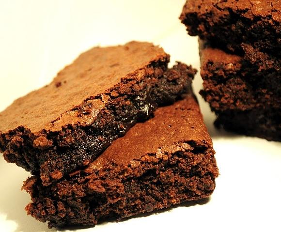 Brownie czekoladowe z masłem i jajkami