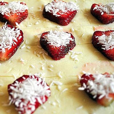 Szybkie ciasteczka z ciasta francuskiego i truskawek