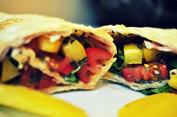 Szybka tortilla z szynką parmeńską i bazylią