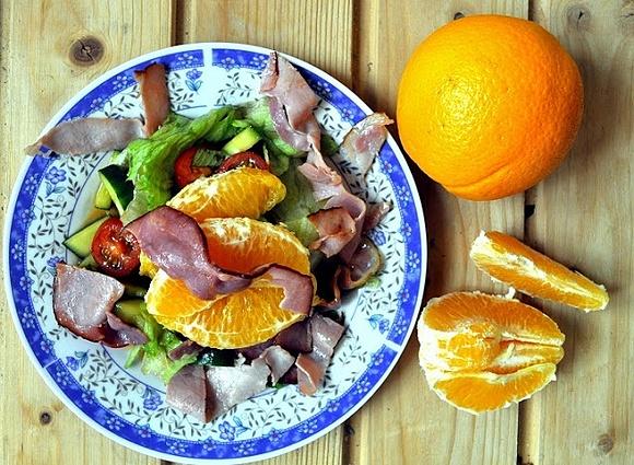 Sałatka z szynką parmeńską, pomidorami i pomarańczą