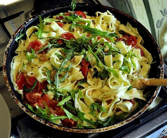 Pappardelle z wędzonym łososiem i gorgonzolą