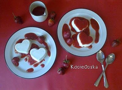 Panna cotta z sosem truskawkowym