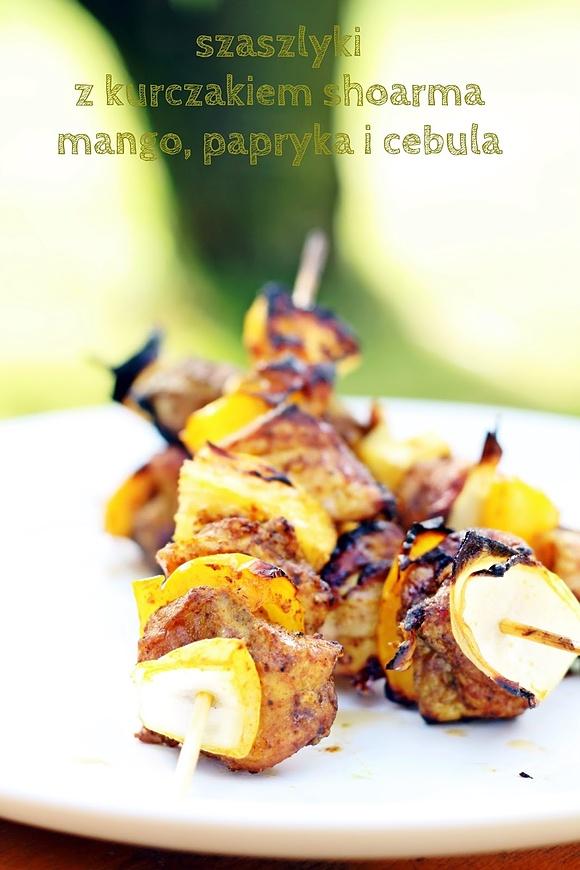Szaszłyki shoarma z mango, papryką i cebulą