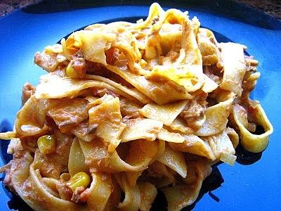 Tagliatelle z tuńczykiem w pomidorach