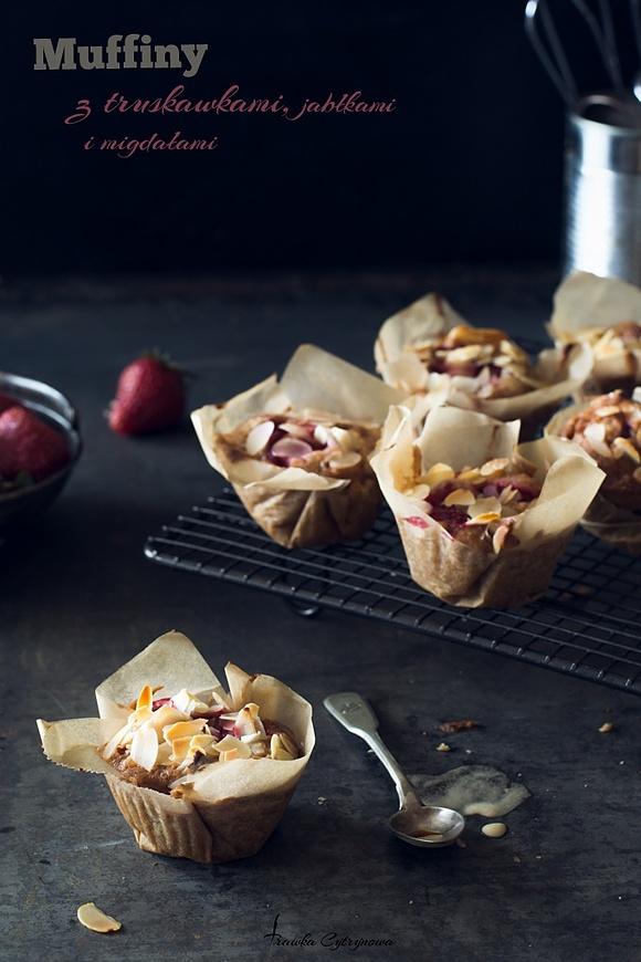Muffiny z truskawkami jabłkami i migdałami