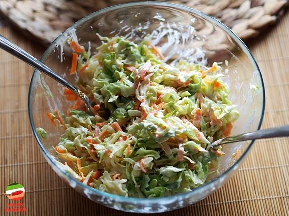 Surówka coleslaw z młodej kapusty