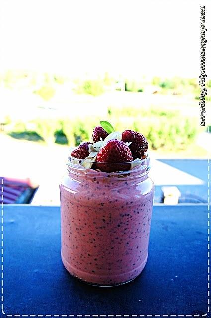 Truskawkowy jogurt z chia