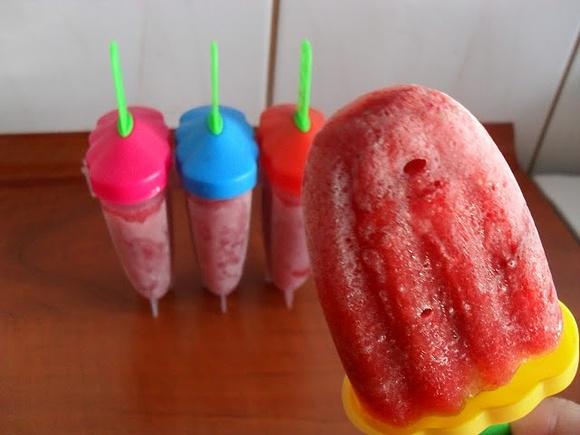 Arbuzowo-truskawkowe lody na patyku