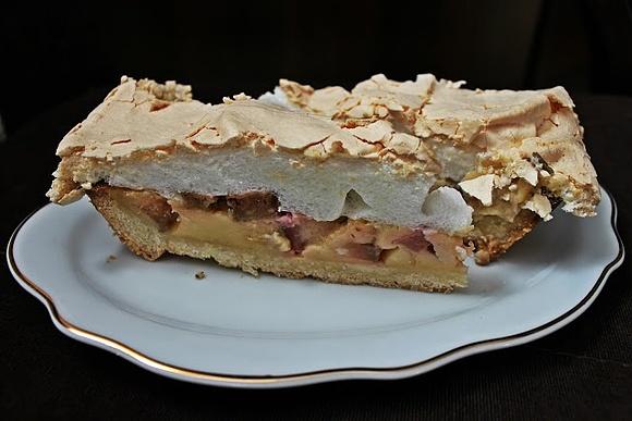 Bezowa tarta z rabarbarem
