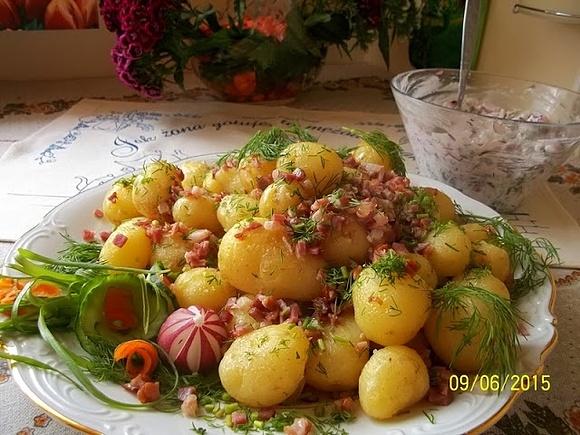 Młode ziemniaki z koperkiem i skwareczkami