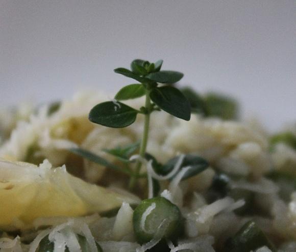 Risotto ze szparagami, pieczonym czosnkiem i czosnkiem niedźwiedzim