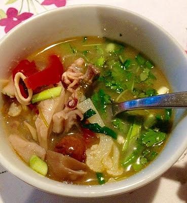 Tom Kha z owocami morza - tajska zupa z mlekiem kokosowym