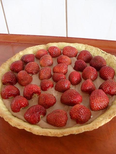 Tarta z truskawkami i czekoladowym serkiem