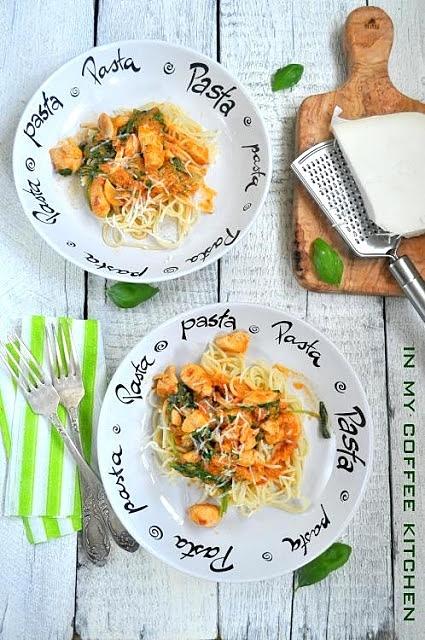 Spaghetti z kurczakiem i szpinakiem w kremowym sosie pomidorowym