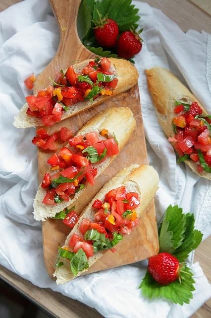 Bruschetta z pomidorami truskawkami i chilli