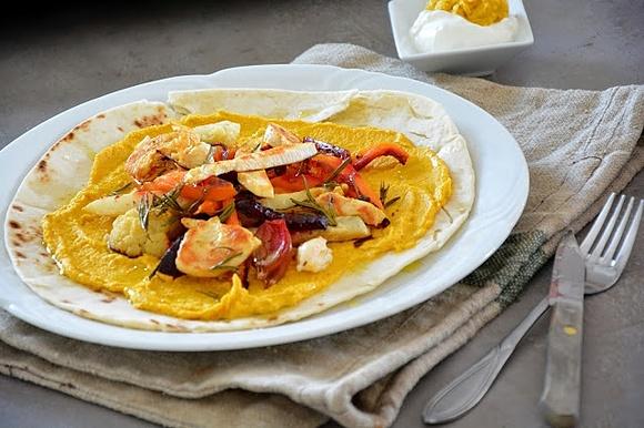 Pieczone warzywa na marchwiowym hummusie i kukurydzianym placku