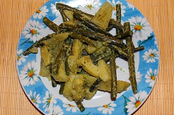 Fasolka szparagowa z ziemniakami i sosem pesto