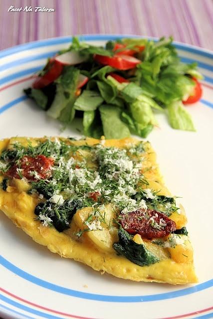 Tortilla z młodymi ziemniakami chorizo i koperkiem