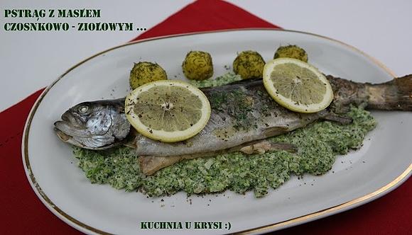 Pstrąg pieczony z masłem czosnkowo-ziołowym podany na puree z brokułów