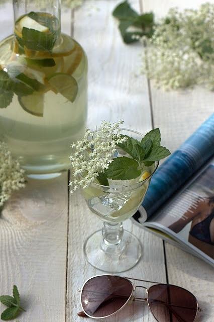 Lemoniada z kwiatów czarnego bzu