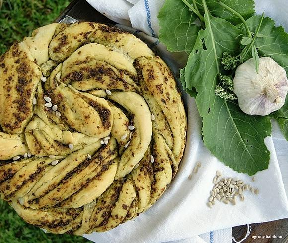Chleb drożdżowy z pesto i serem kozim